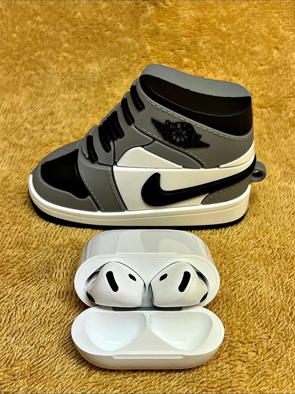 Air pod silicone case/holder - Picture 3 of 8